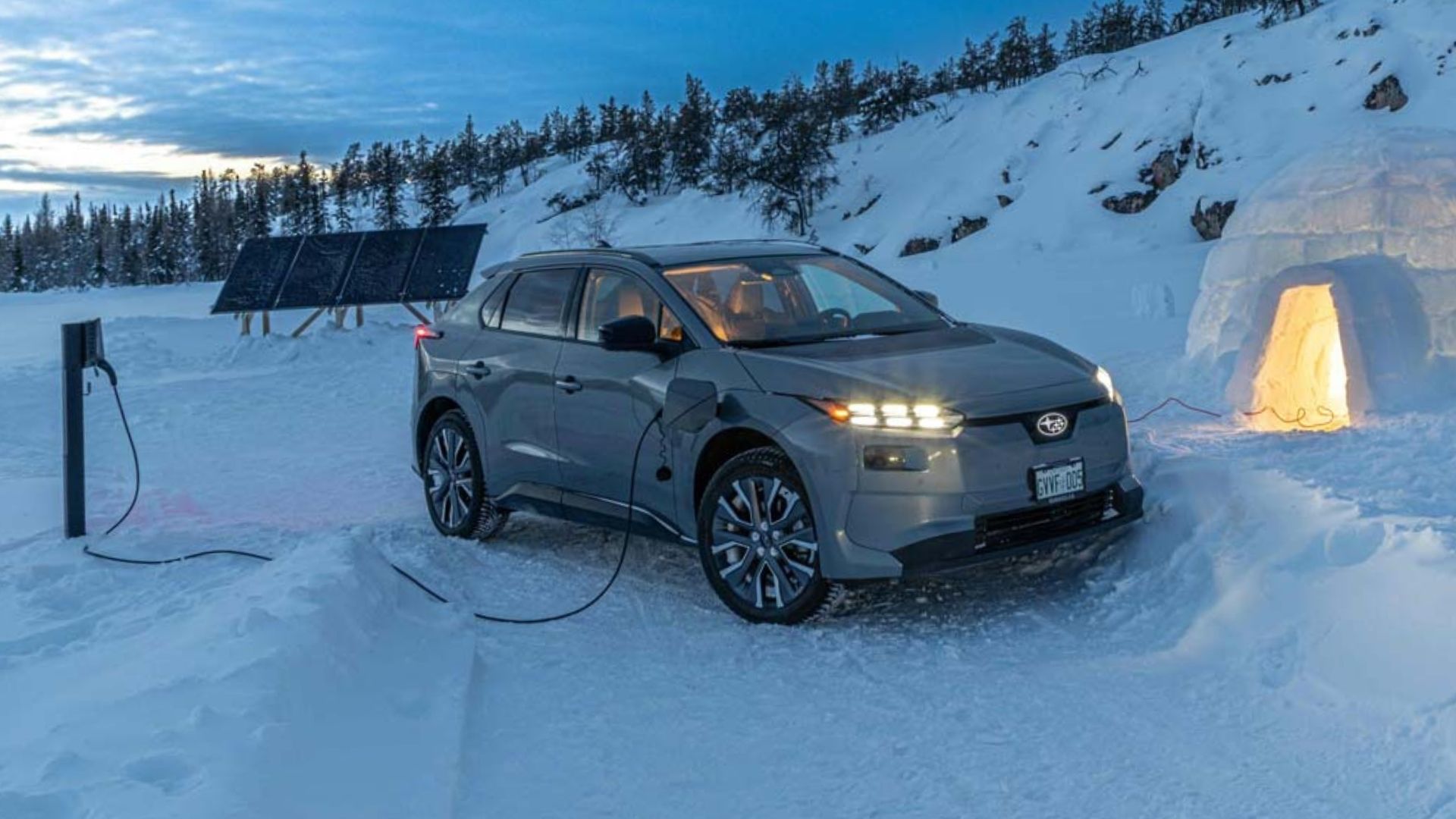 Subaru Solterra laddas i arktisk miljö med solpaneler och fristående laddlösning