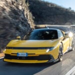 Ferrari 849 Testarossa. I gult framifån på en kruvad väg.