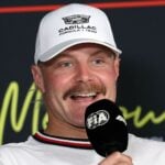 altteri Bottas i Cadillac F1 Team-keps talar i FIA-mikrofon på presskonferens i Melbourne