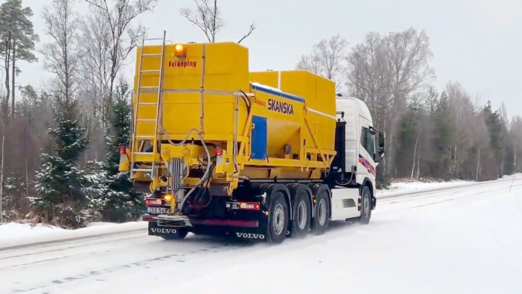Eldriven Volvolastbil med saltspridare