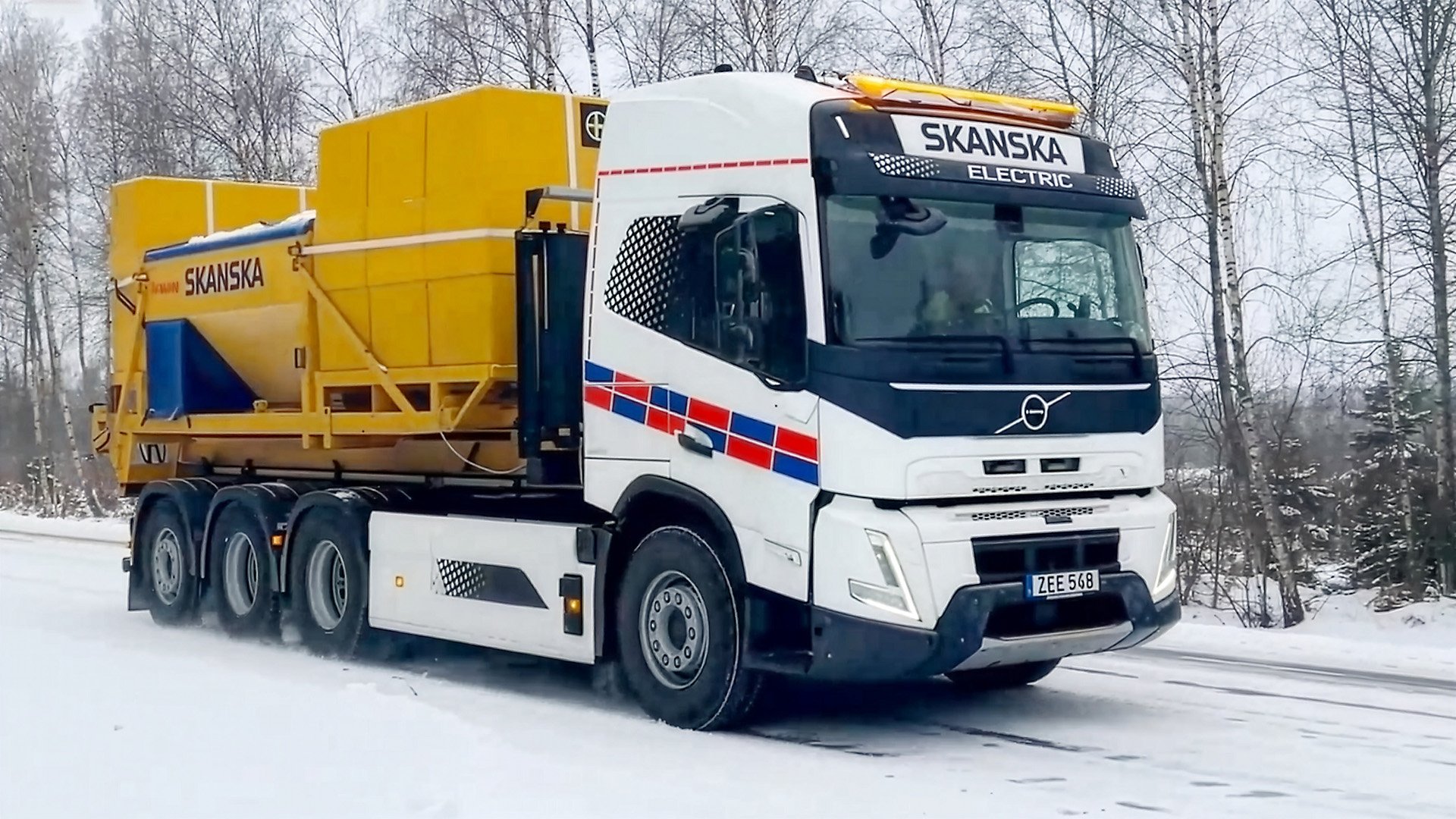 Volvo ellastbil med saltspridare