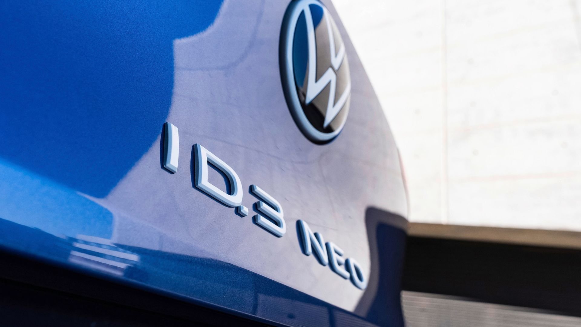Närbild på Volkswagen ID.3 Neo-emblem på bilens baklucka