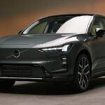 Volvo EX60 2026 fotograferad framifrån i grå färg