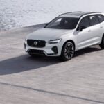 Volvo XC60 T6 Recharge laddhybrid i vitt parkerad vid vatten