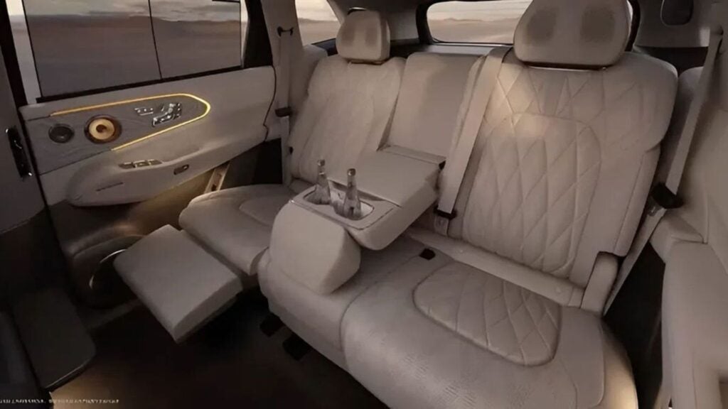 Kupévy i Zeekr 8X bakifrån med panoramatak och två sätesrader