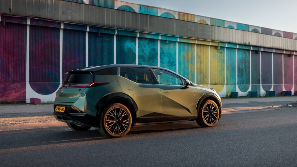 Grön Zeekr X snett bakifrån i profil urban miljö.