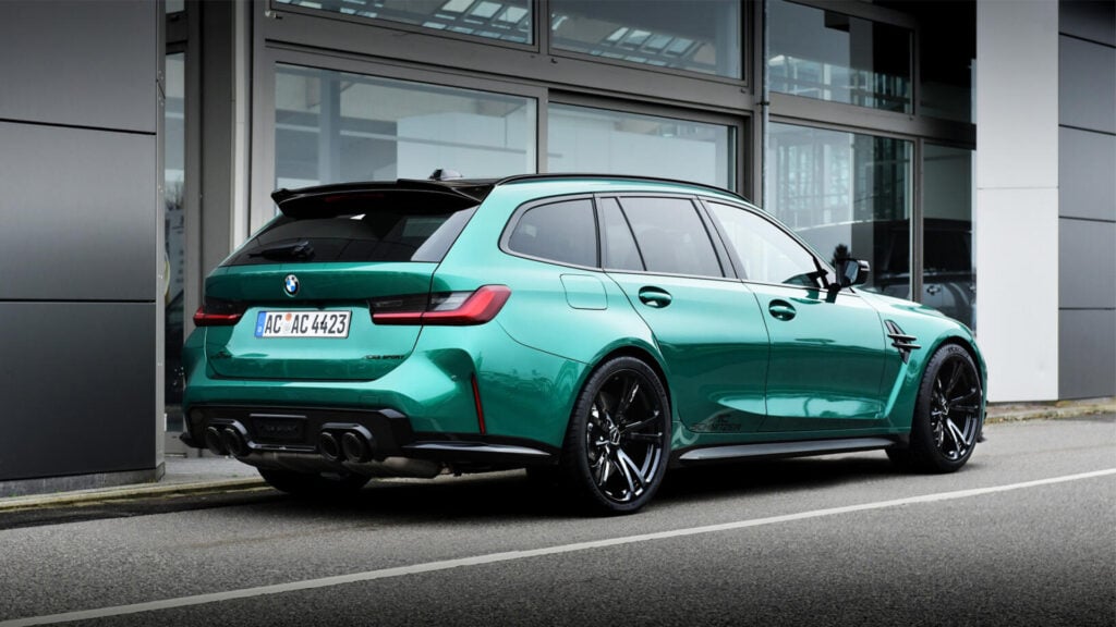 Grön BMW AC Schnitzer snett bakifrån.