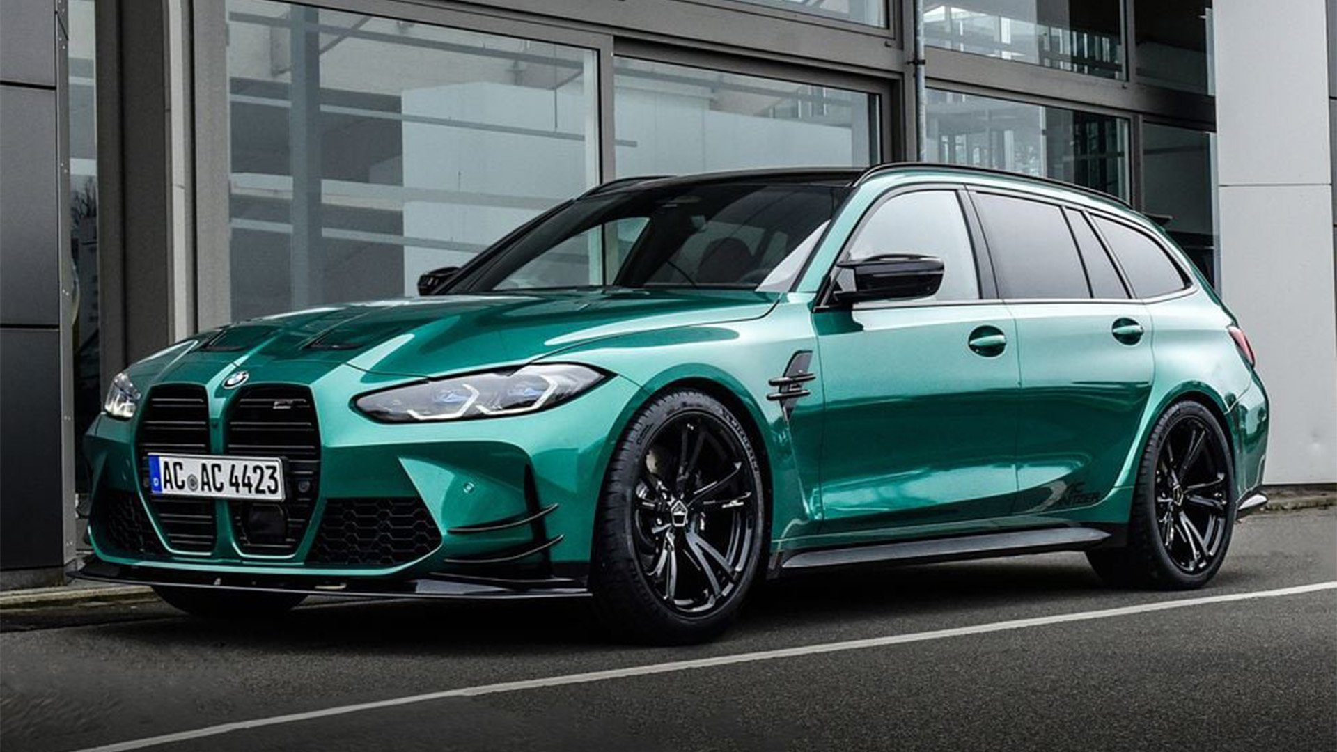 Grön BMW AC Schnitzer snett framifrån.