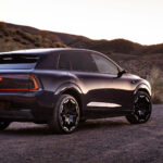 Audi E7X snett bakifrån i ökenmiljö.