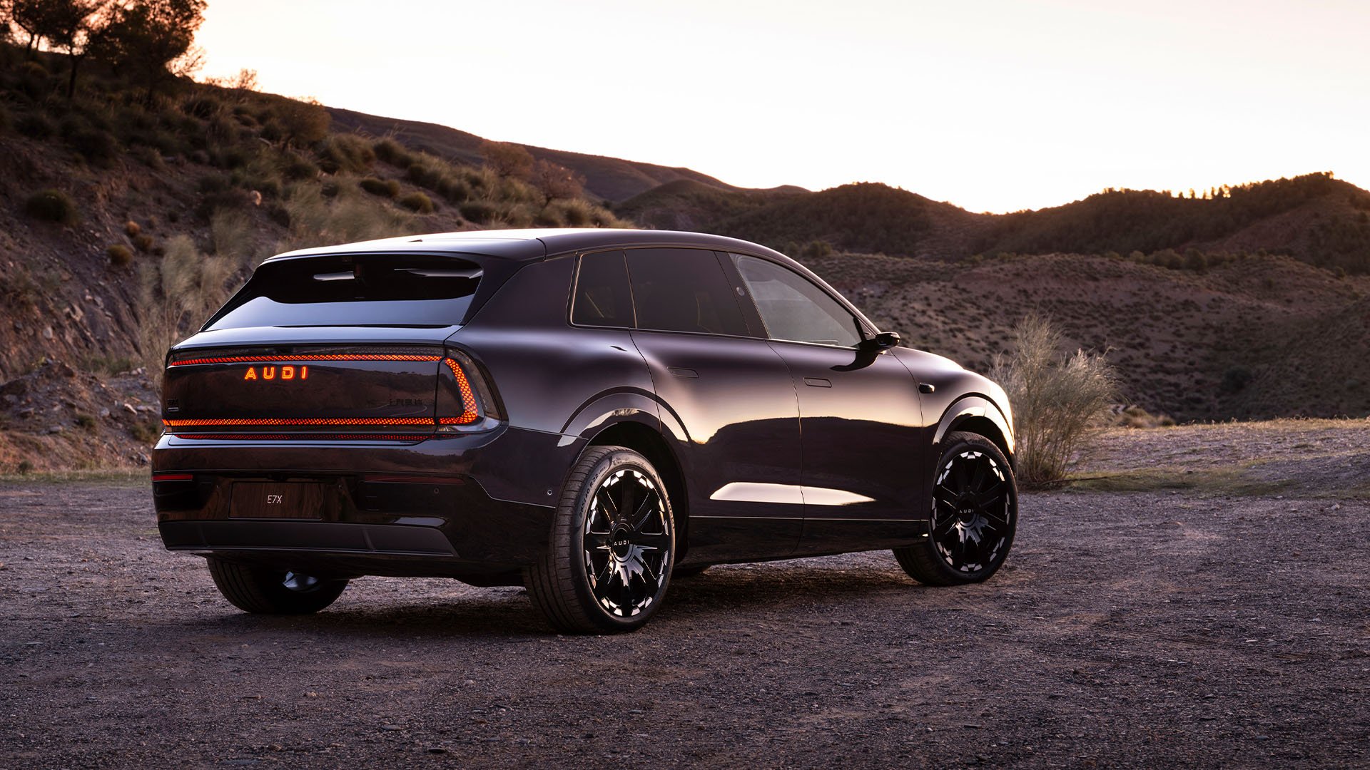 Audi E7X snett bakifrån i ökenmiljö.