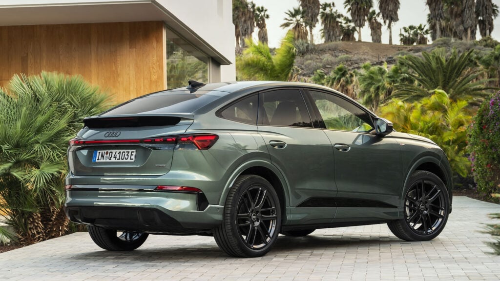 Audi Q4 e-tron Sportback snett bakifrån på garageuppfart.