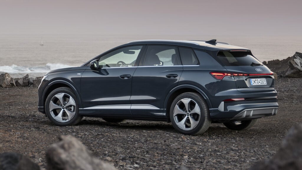 Audi Q4 e-tron SUV snett bakifrån på strand.