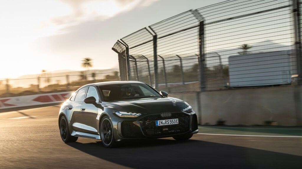 Audi RS 5 Sedan i färgen Bedford grön på motorbanan Circuit de Marrakech.