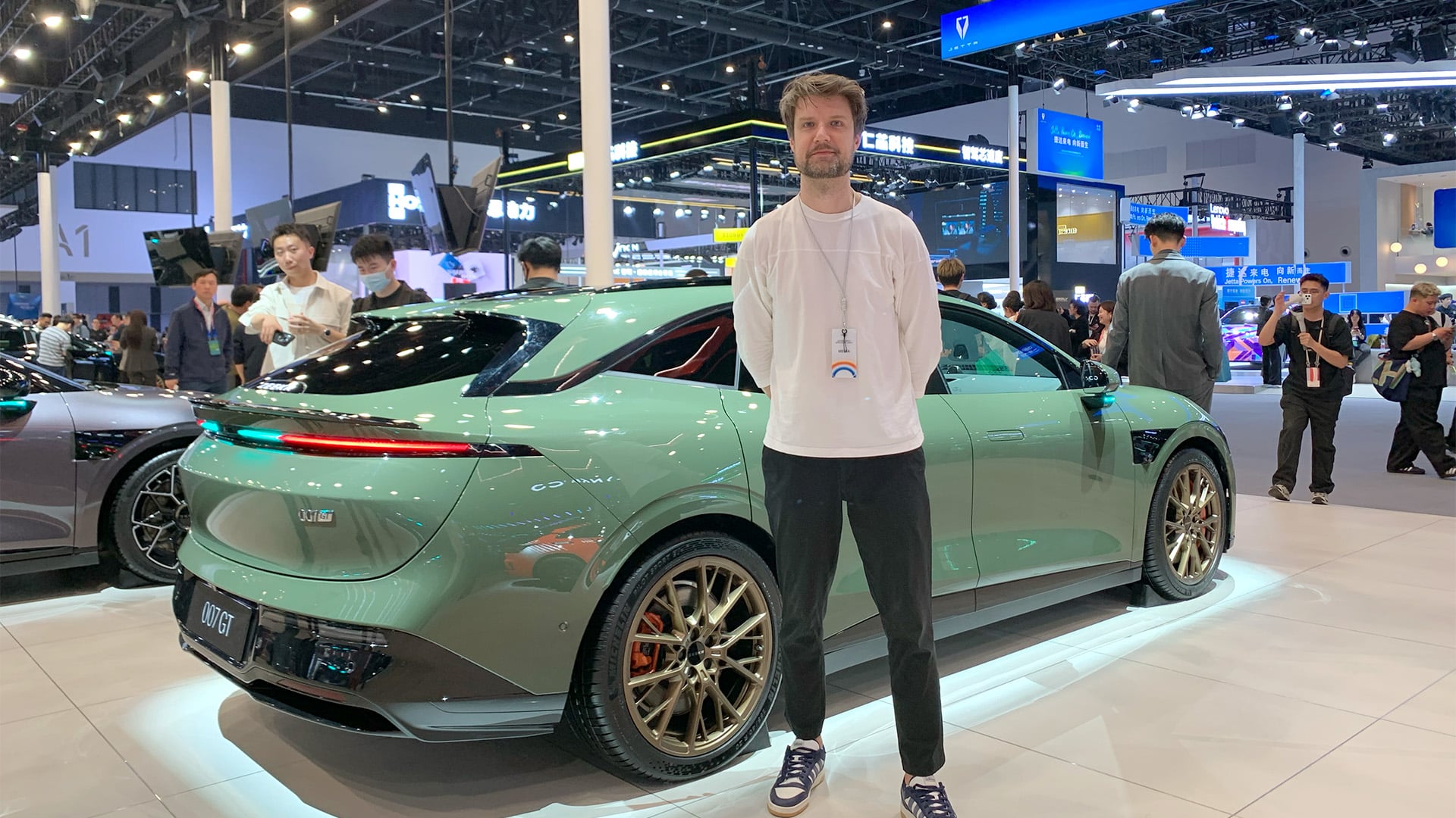 John Sempill framför en grön Zeekr 007GT på Auto China 2026.