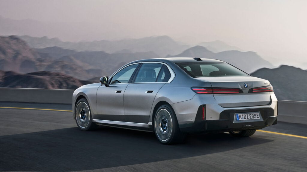 BMW 7-serien snett bakifrån på bergsväg.