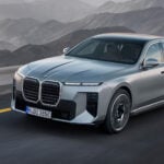 BMW 7-serien snett framifrån på bergsväg.