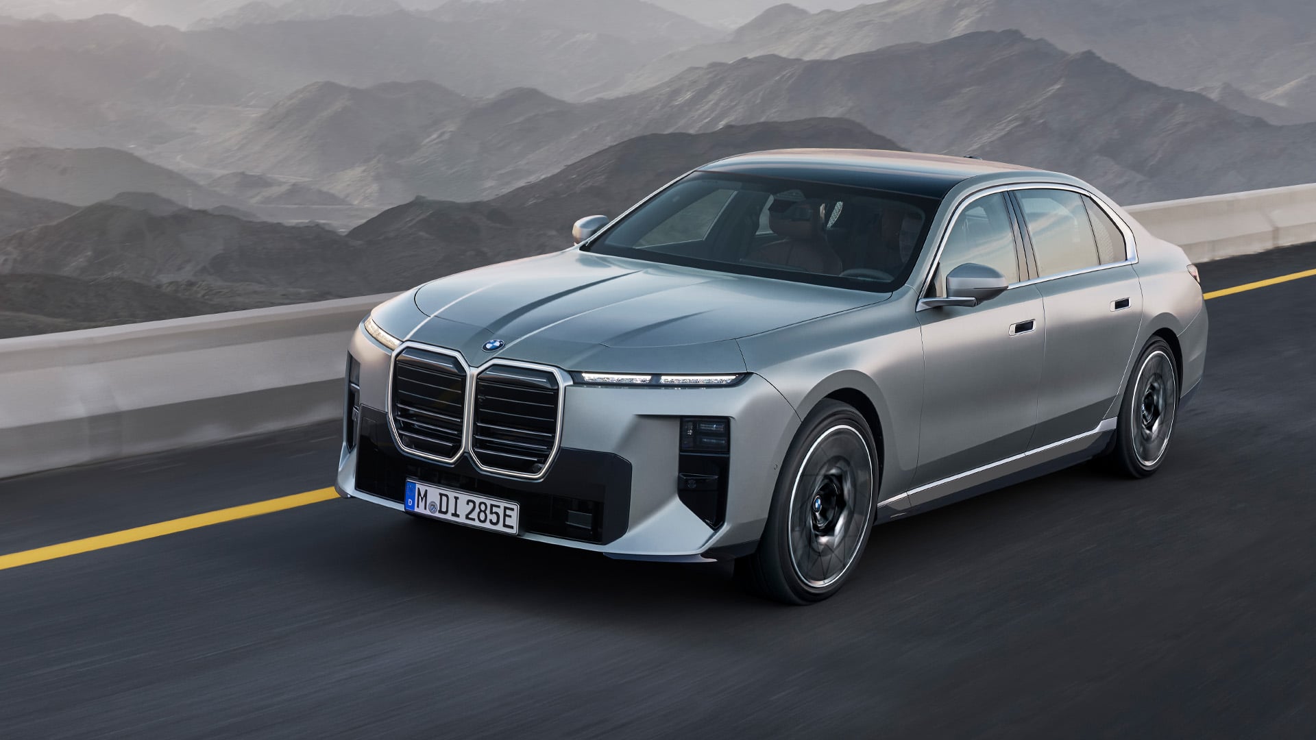 BMW 7-serien snett framifrån på bergsväg.