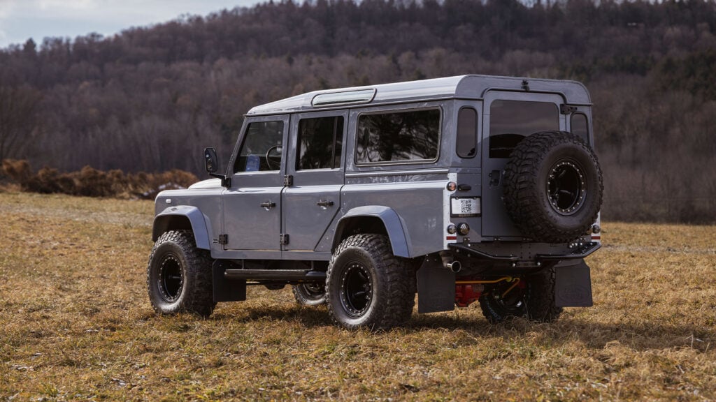 Grå Helderburg Byzek snett från sidan bakifrån på en åker.