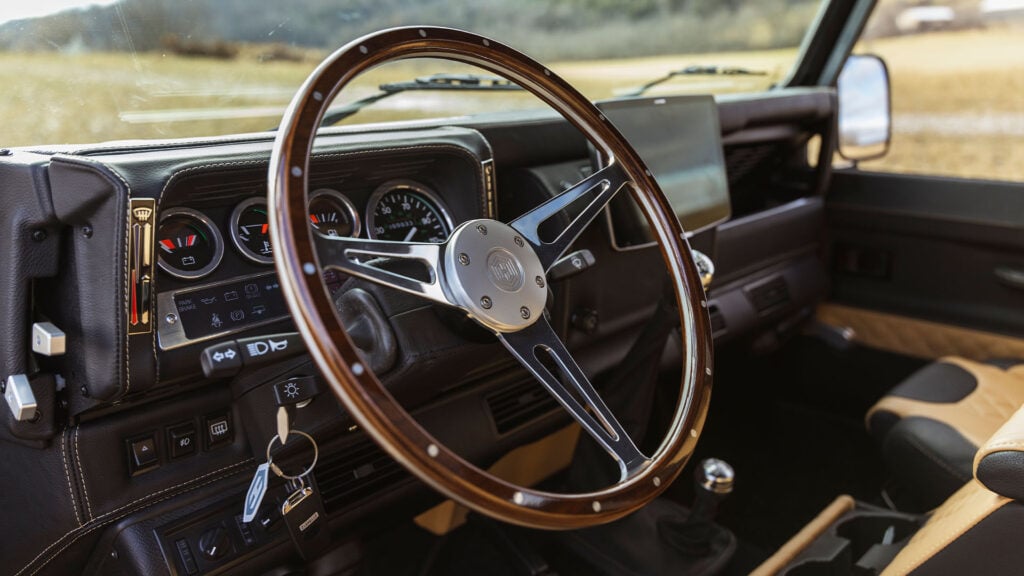 Interiör med fokus på ratten i en Helderburg Byzek.