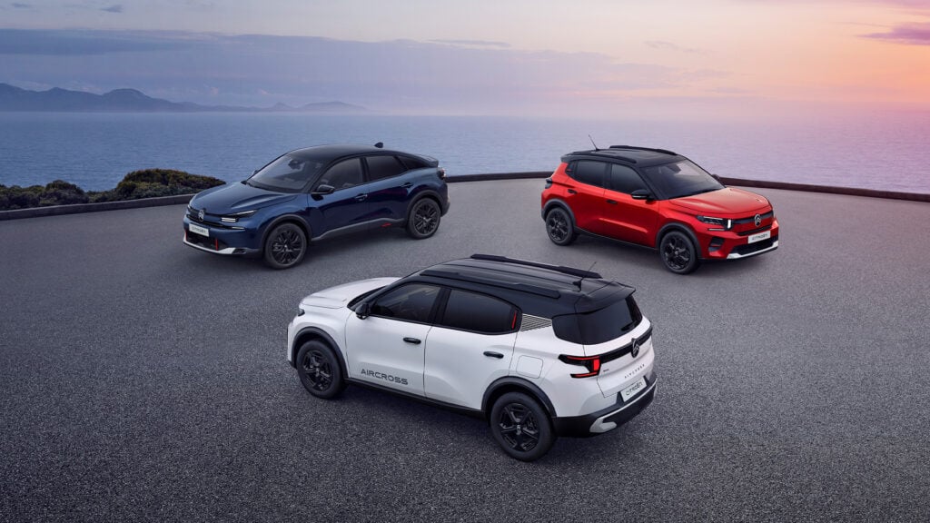 Citroen C3, C3 Aircross och C4 i blått, vitt och rött.