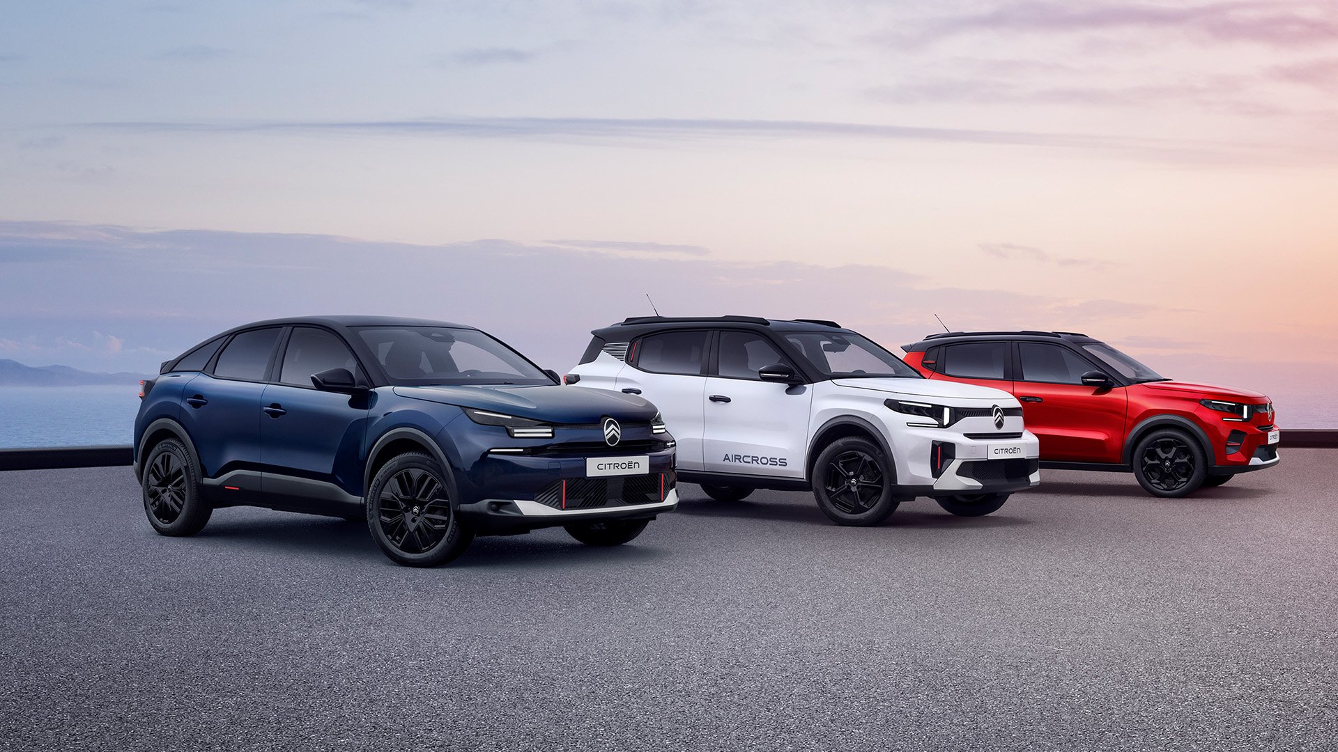 Citroen C3, C3 Aircross och C4 på rad, i blått, vitt och rött.