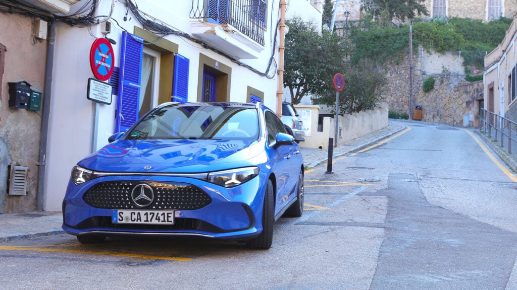 Blå Mercedes-Benz CLA Shooting Brake framifrån I by.