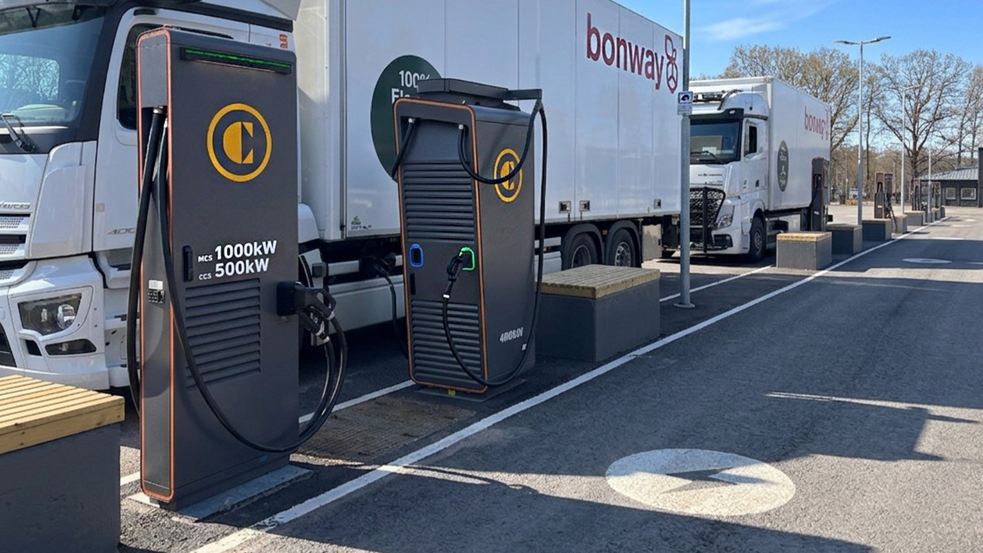 Bonway-lastbil står vid Creek Powers-laddstation I Norsborg.
