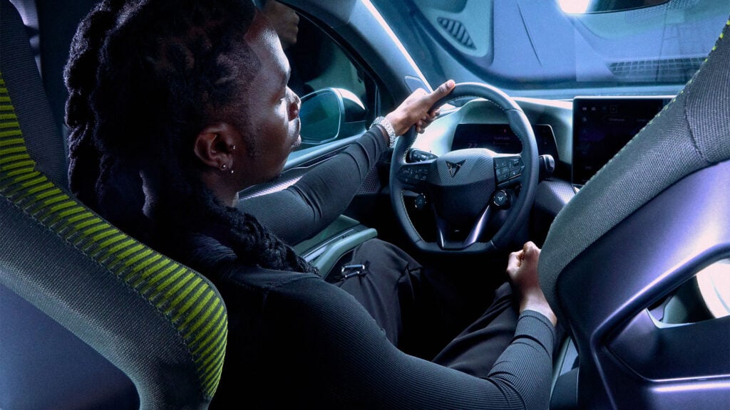 Interiör Cupra Raval med någon som sitter i förarplats.