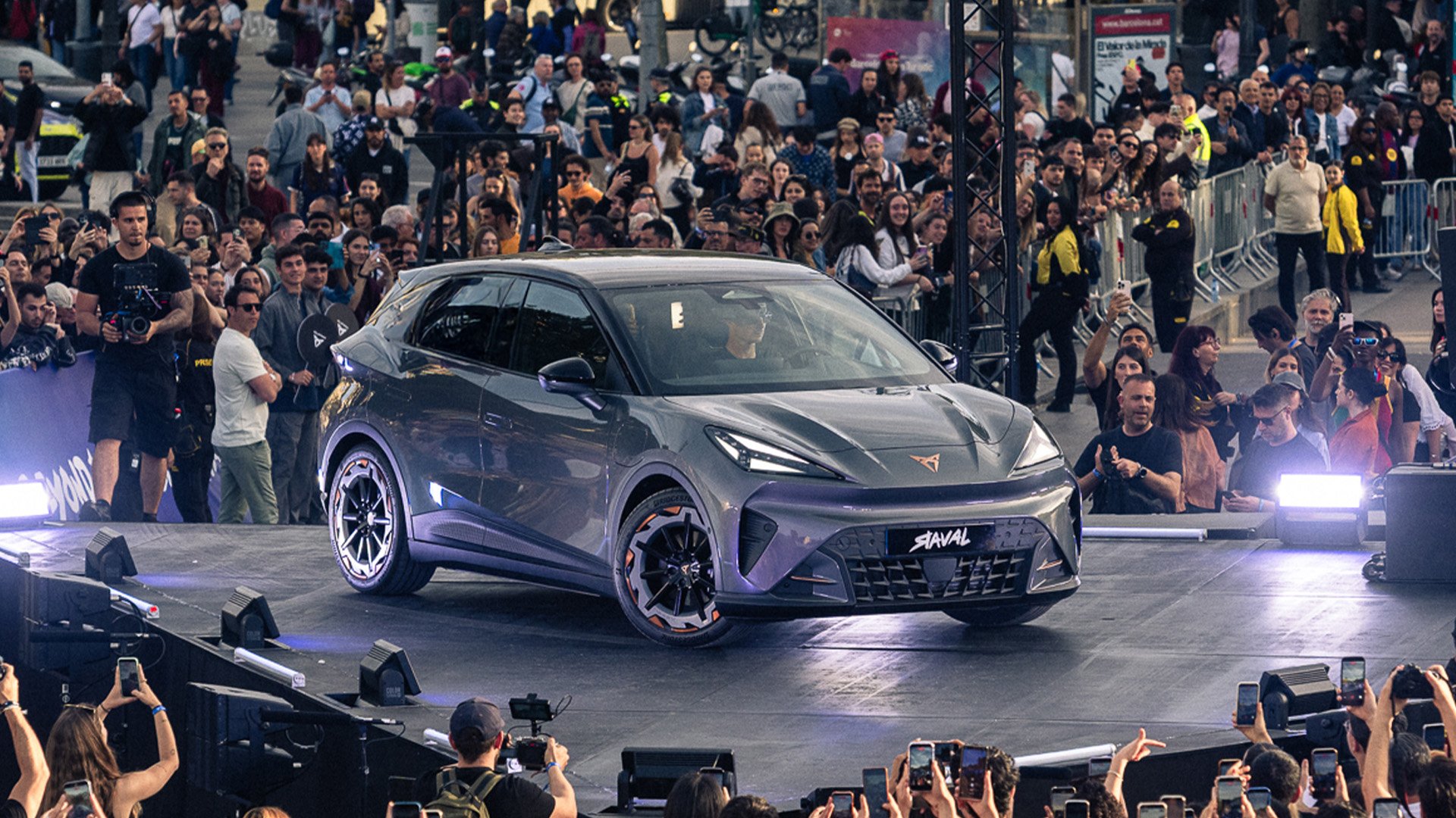 Cupra Raval på lanseringsevent med 30 000 pers i Manchester.