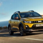 Gul Dacia Sandero Stepway på landsväg.