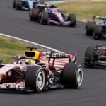 Arvid Lindblad i sin Racing Bulls-bil med flera F1-bilar bakom.