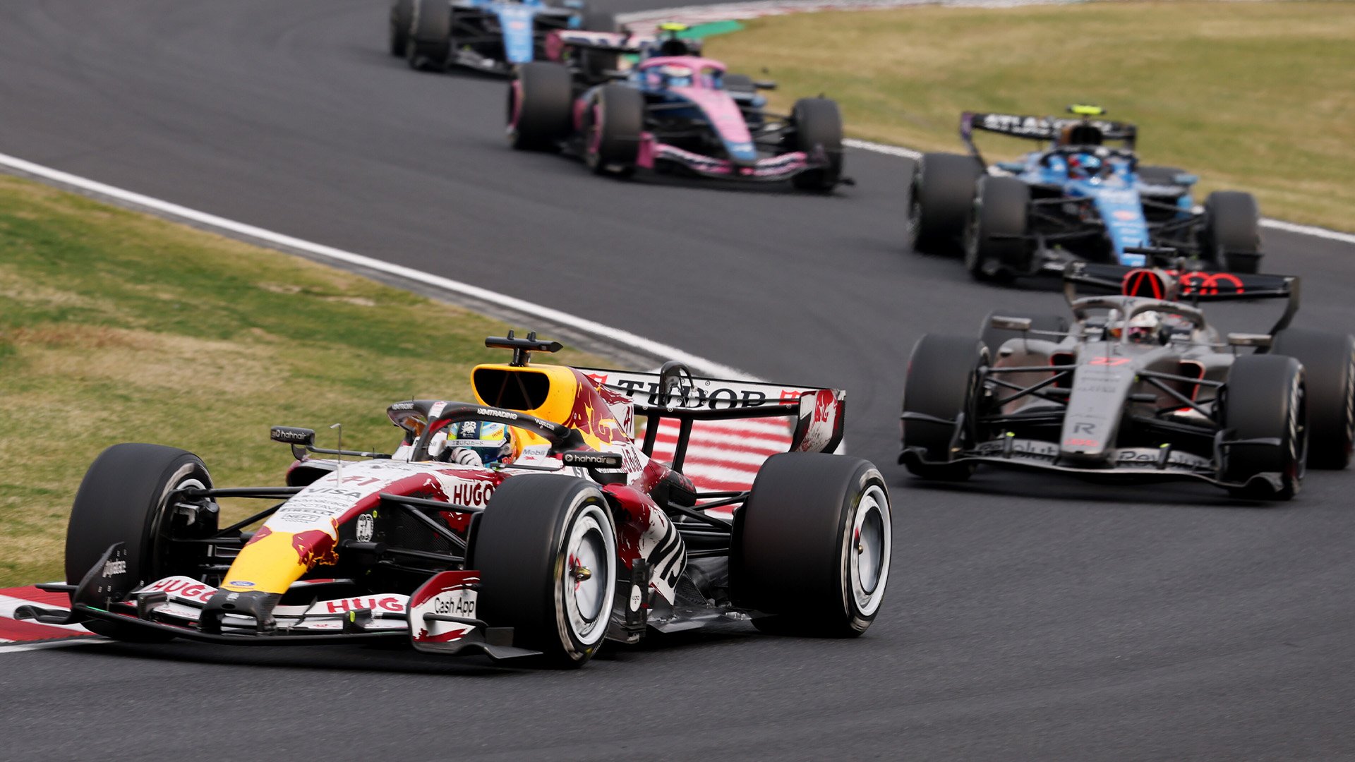 Arvid Lindblad i sin Racing Bulls-bil med flera F1-bilar bakom.