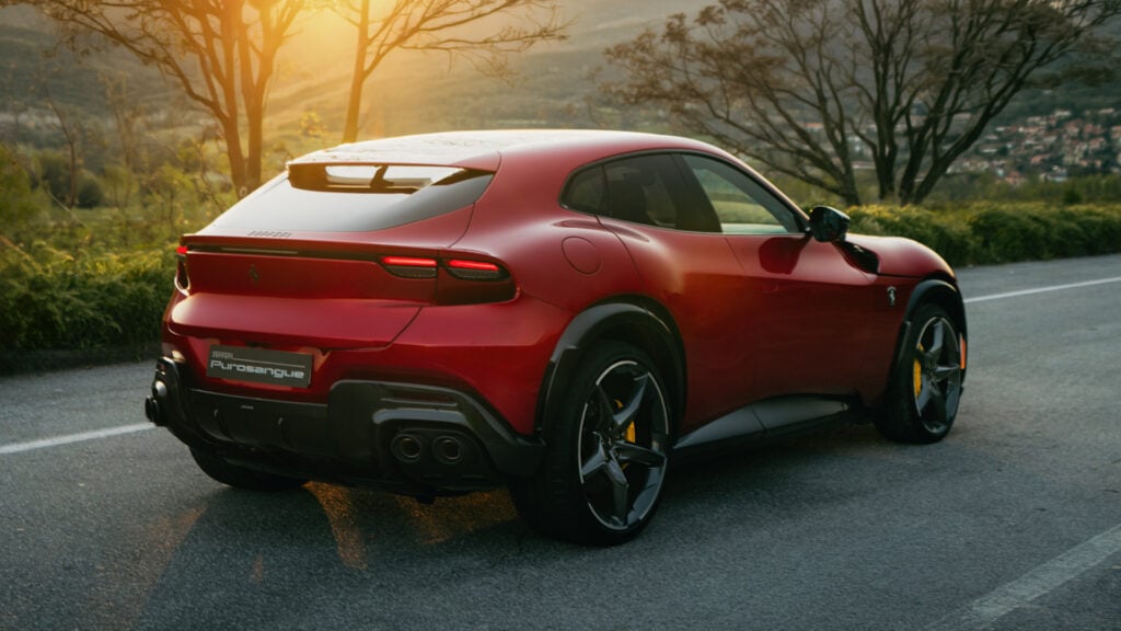 Ferrari Purosangue Handling Speciale snett bakifrån med solnedgång bakom.