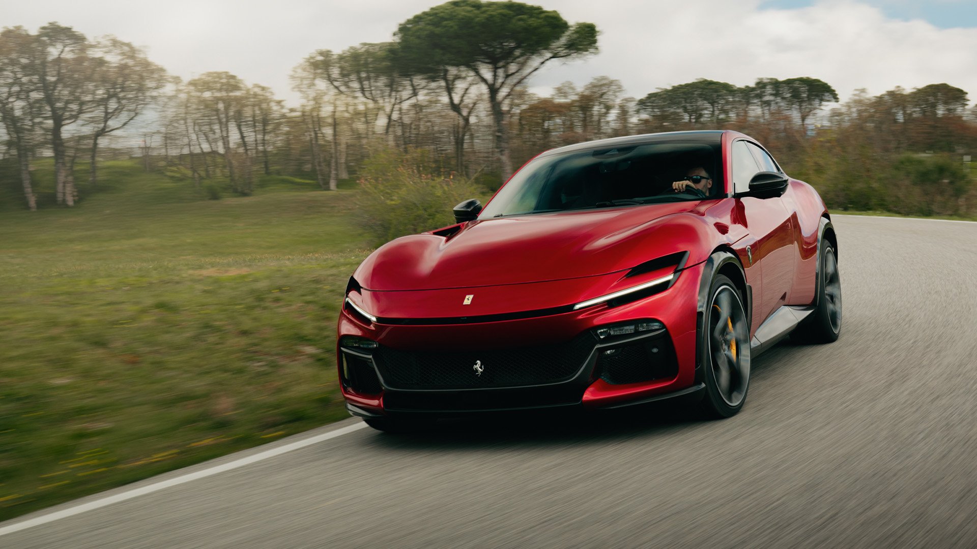 Ferrari Purosangue Handling Speciale snett framifrån på landsväg.