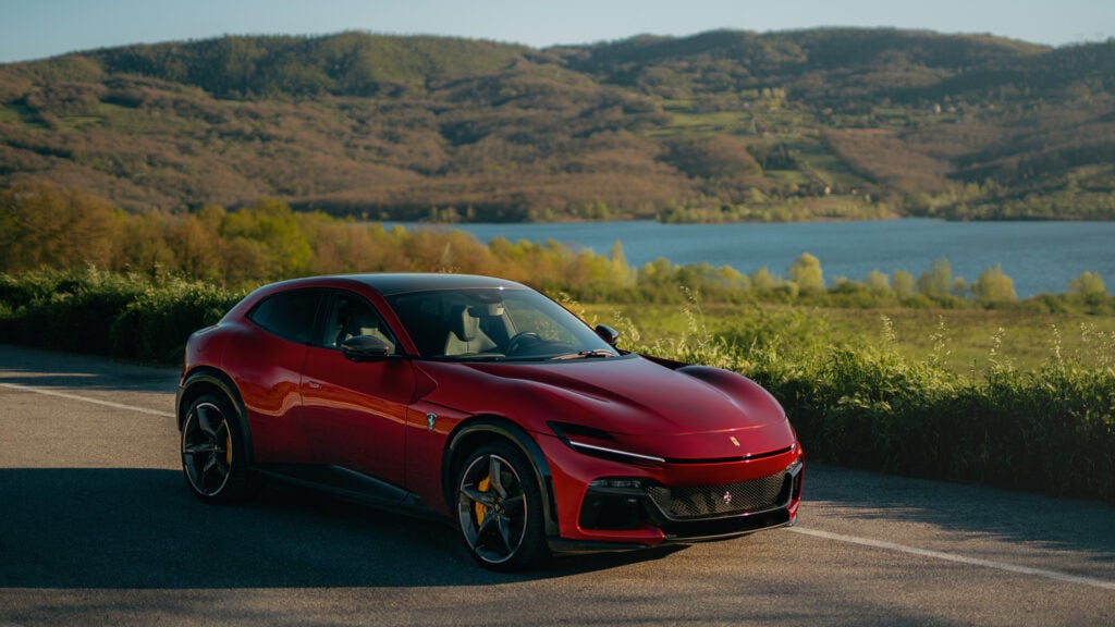 Ferrari Purosangue Handling Speciale snett framifrån med sjö bakom.