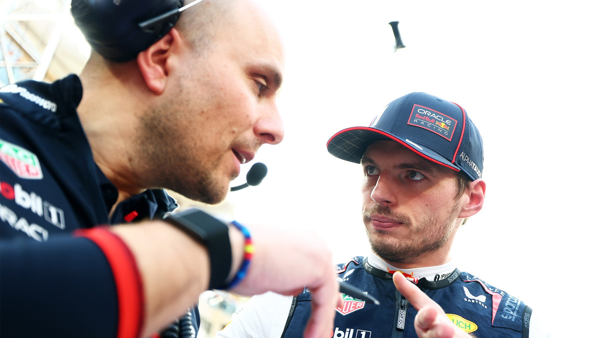 Gianpiero Lambiase till vänster i bild i samspråk med Max Verstappen till höger.