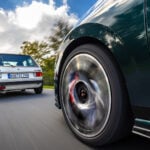 VW Golf GTI 50 år. En vit GTI Mk1 till vänster och den Edition 50 till höger.