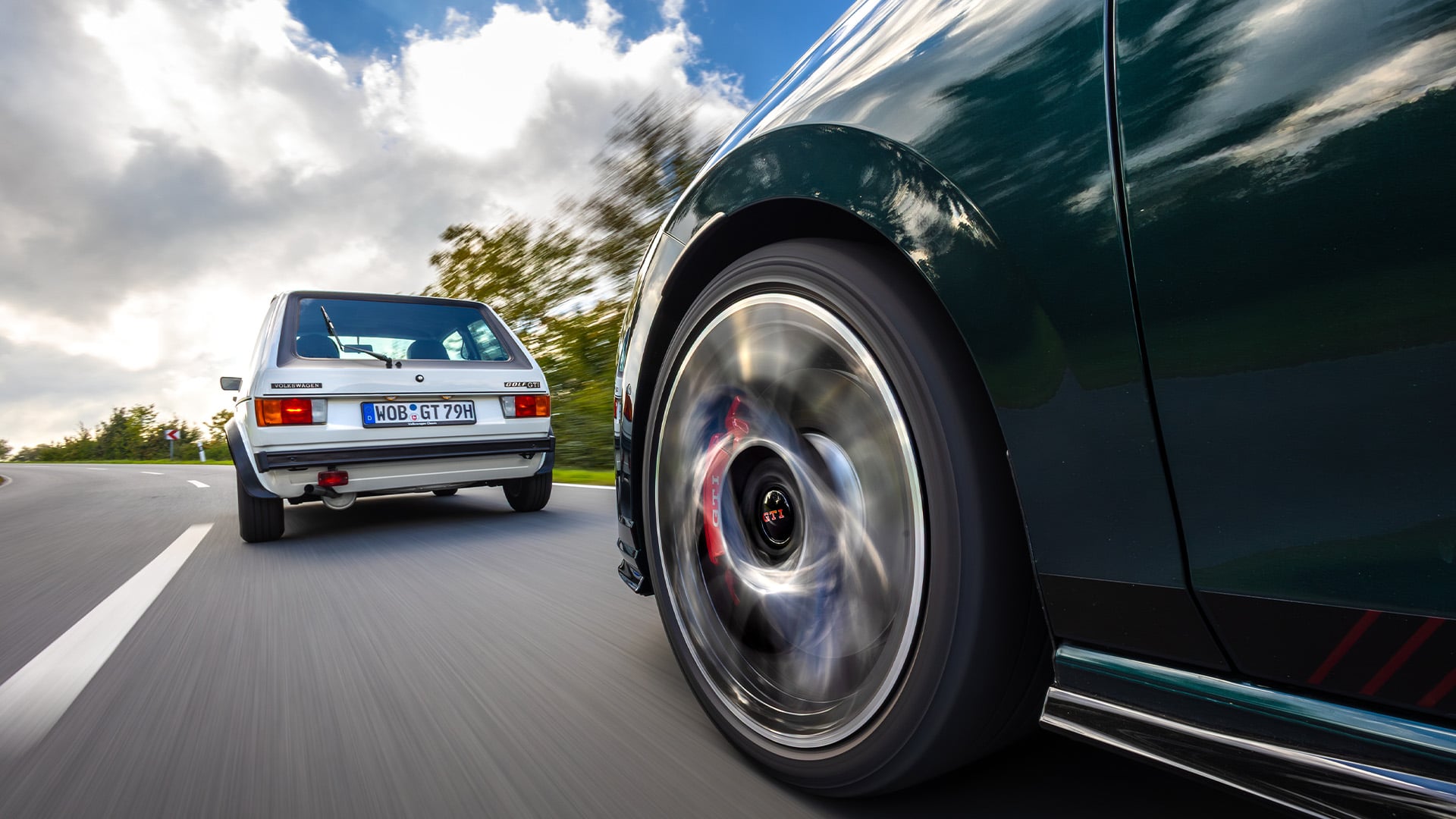 VW Golf GTI 50 år. En vit GTI Mk1 till vänster och den Edition 50 till höger.