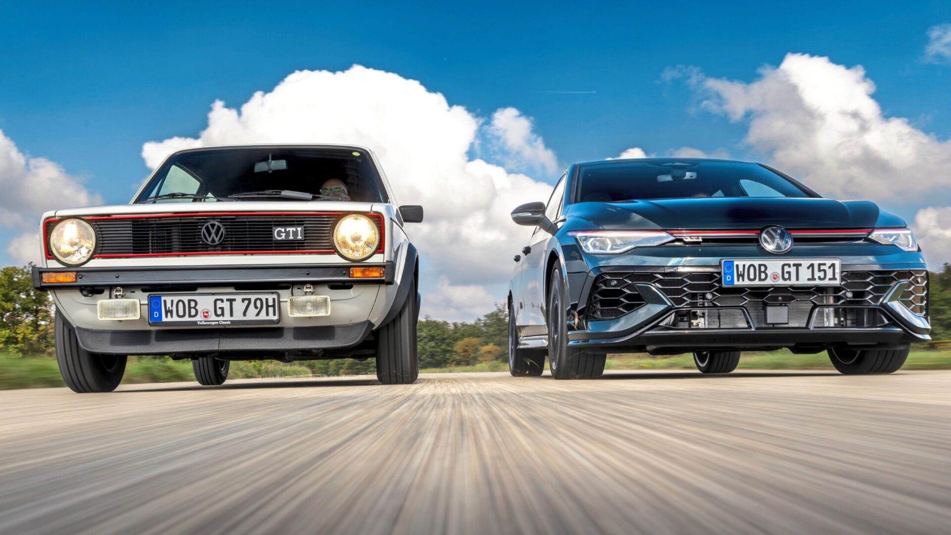 VW Golf GTI 50 år. En vit GTI Mk1 till vänster och den Edition 50 till höger.
