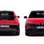 Röd Hyundai IONIQ 3 bakifrån bredvid en som med nosen framåt.