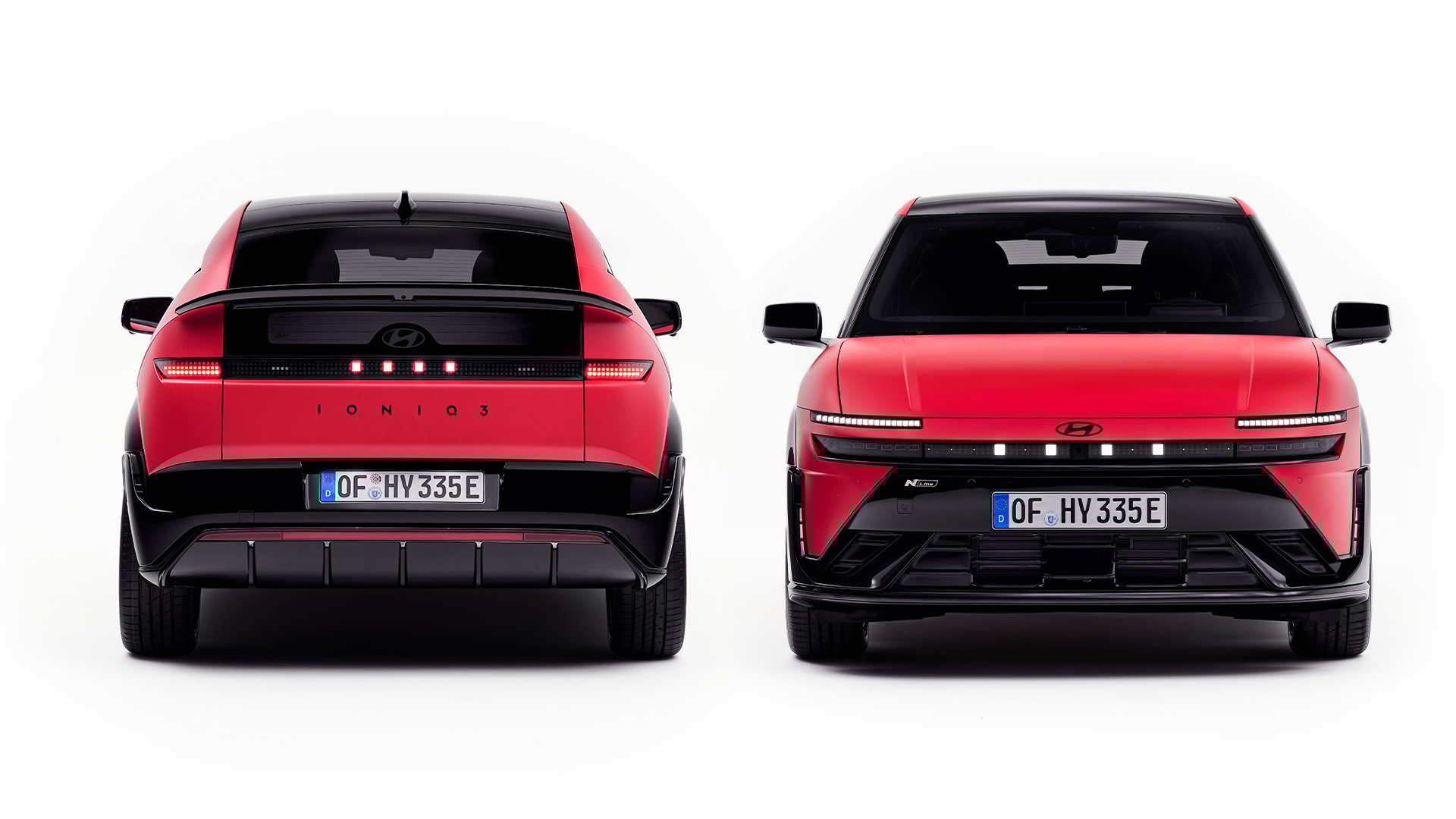 Röd Hyundai IONIQ 3 bakifrån bredvid en som med nosen framåt.