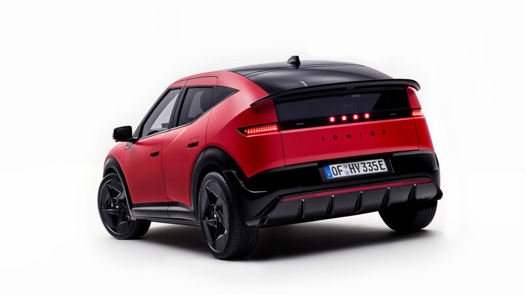 Röd Hyundai IONIQ 3 snett bakifrån med vit bakgrund.