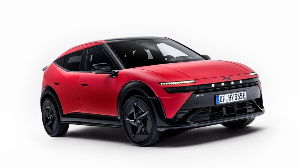 Röd Hyundai IONIQ 3 snett framifrån med vit bakgrund.