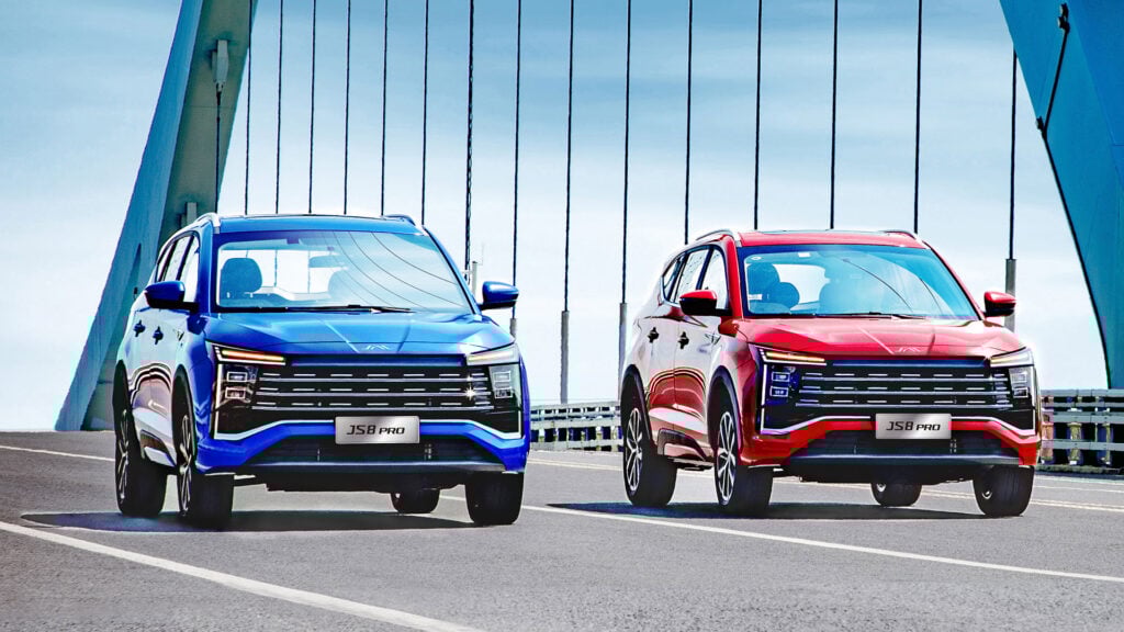 En blå och en röd JAC JS8 kör bredvid varandra på en bro.