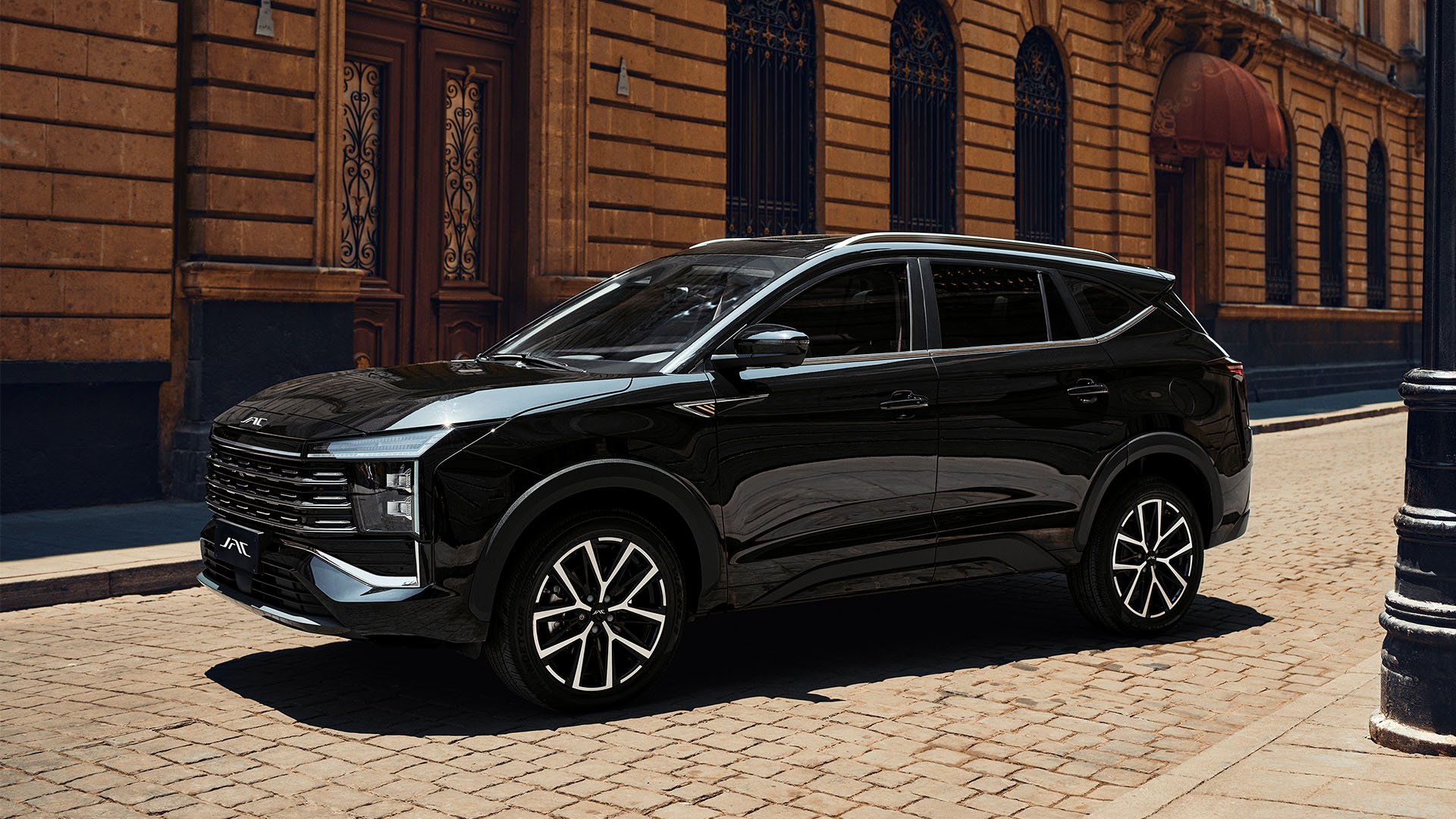 Svart JAC JS8 parkerad på en kullerstensgata.