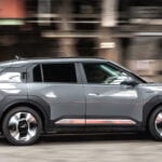 Grå Kia EV3 i profil.