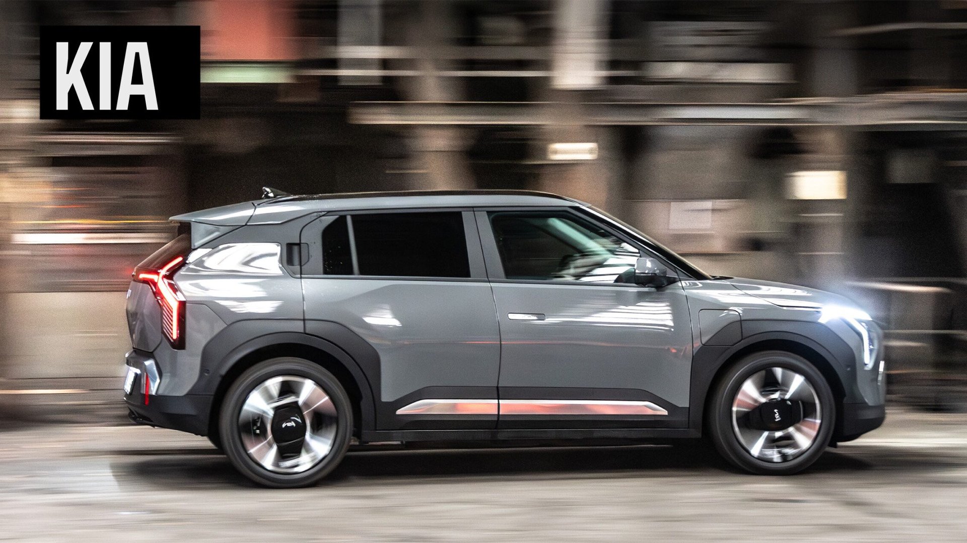 Grå Kia EV3 i profil.