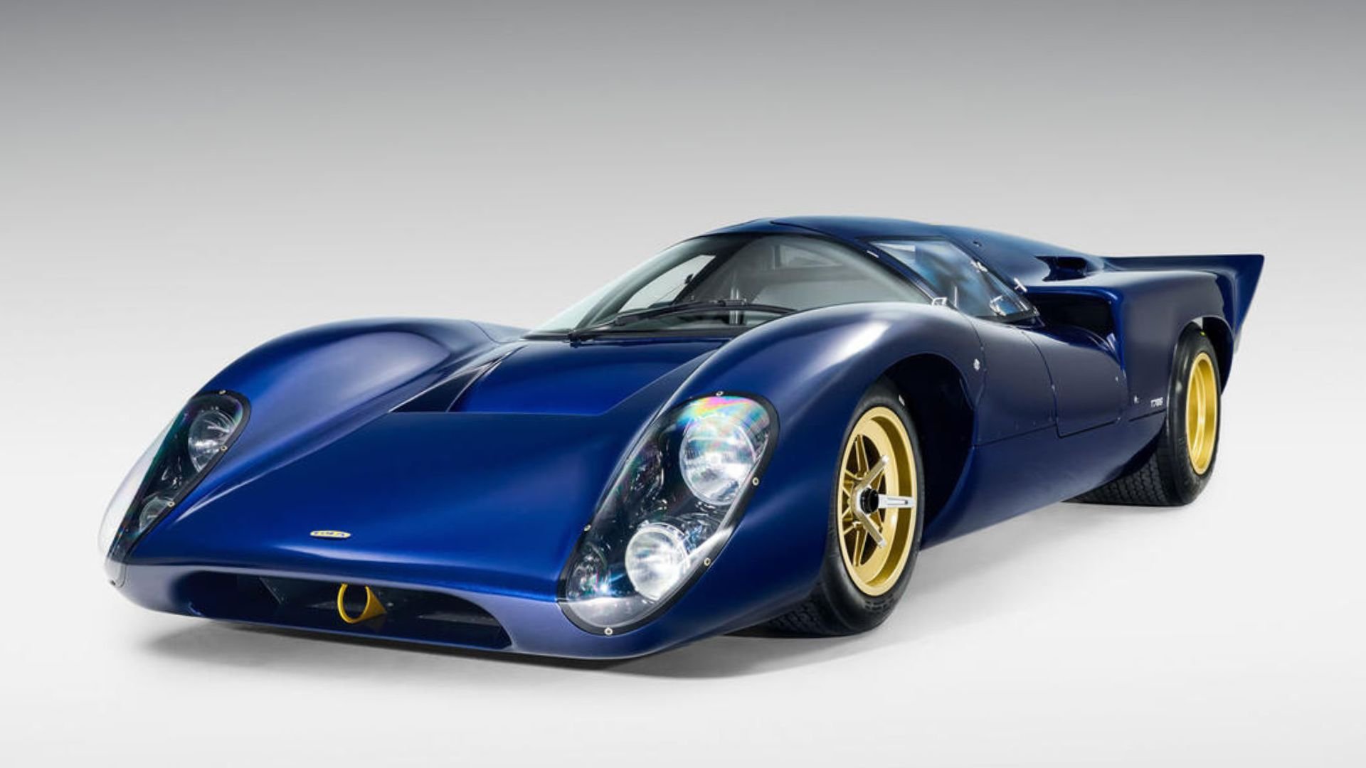 Lola T70S i blå lack sedd framifrån i trekvartsvinkel