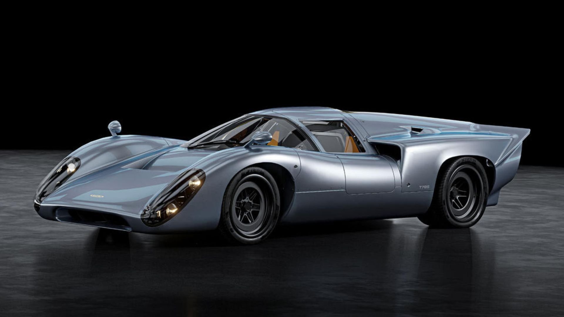 Lola T70S GT i silver sedd framifrån i trekvartsvinkel