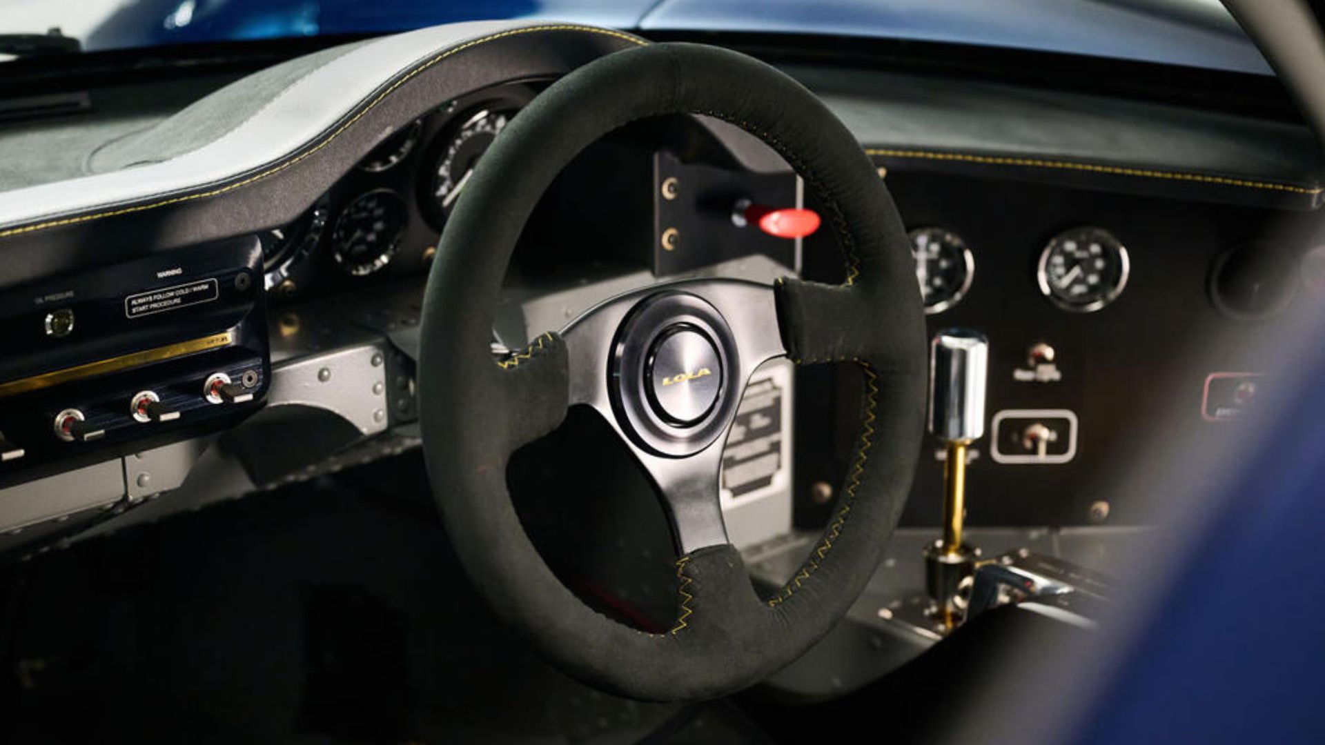 Förarplatsen i Lola T70S med ratt och manuell växelspak